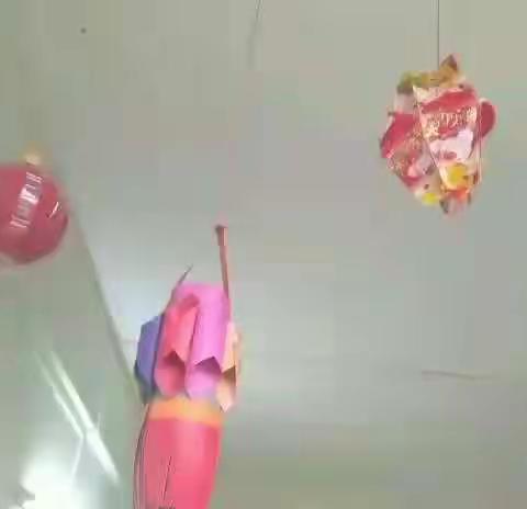 大班庆祝元旦系列活动:做灯笼，包饺子，挂心愿卡，用多种方式迎接新年。