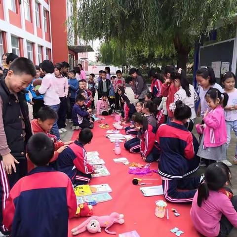 闸口小学“跳蚤市场”开市啦！