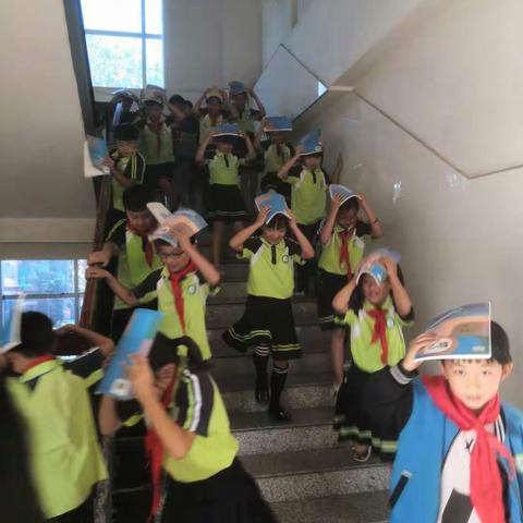 防震减灾     警钟长鸣                        ——内黄县第八实验小学防震疏散演练