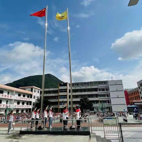 自己的事情自己做———巴东县清太坪镇民族中心小学第十八周升旗仪式