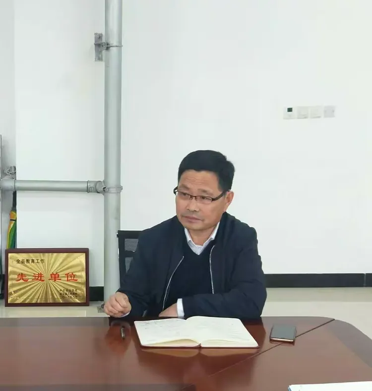 参加会议的有:云天集团总督学王新军同志,庆云四中初中部校长高树岭