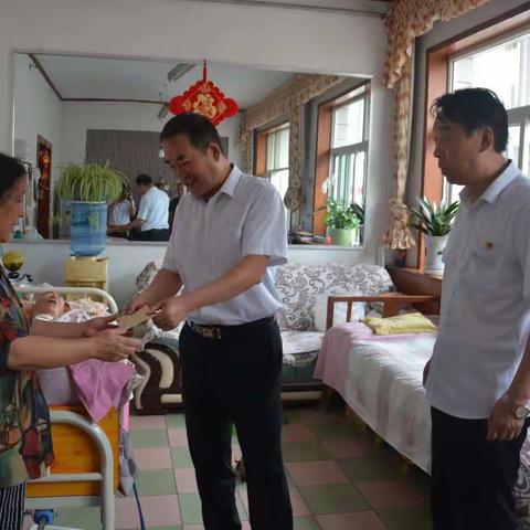 集团公司领导“七一”前夕走访慰问困难党员