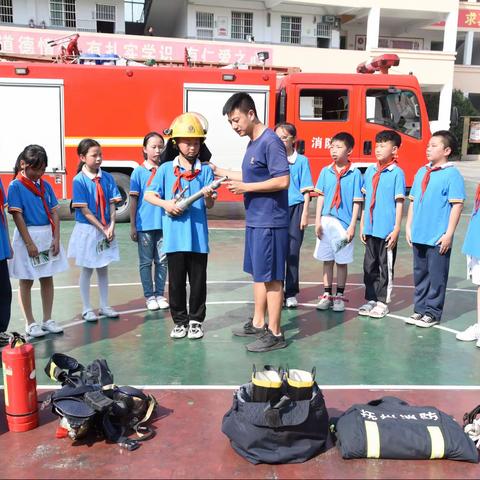 琴城镇瑶浦小学消防车进校园安全教育活动