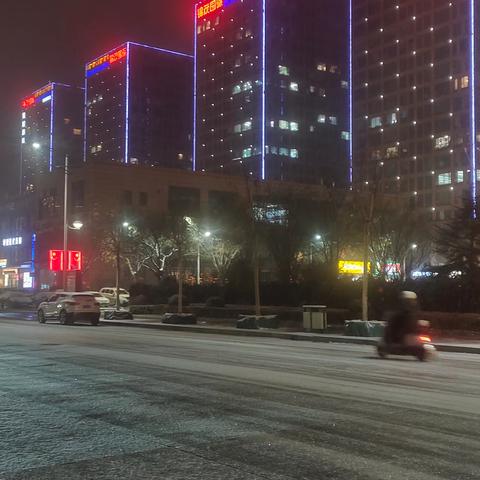2026年1月19日下午晋国古都侯马喜降瑞雪，瑞雪纷飞，荡涤尘埃，朦胧弥漫，空气清新，徜徉雪中，享受天赐。