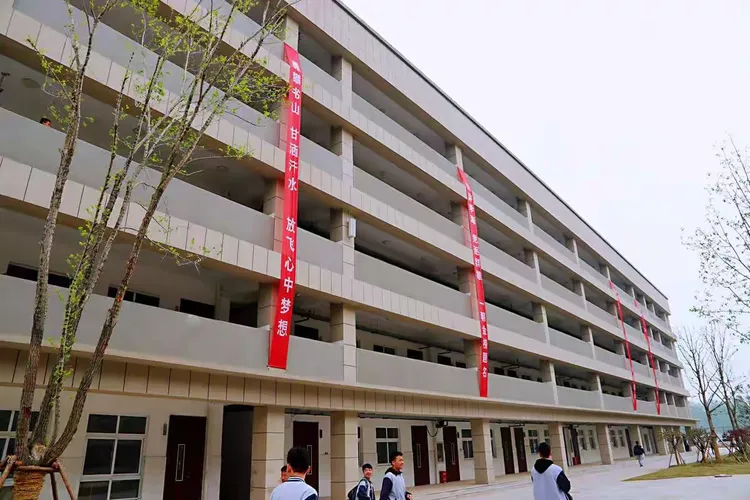 新沂市第三中学高一学生迁入新校