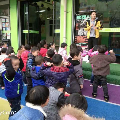 三月轻盈的脚步，在柔软的雨丝中穿行，在盈盈的笑意中，柳梢绿了，草地渐茵。在春的旋律里，我们快乐的成长