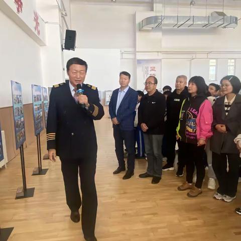 且在远洋赊美景，与君逐浪画人生——牛国臣摄影艺术展在小站实验中学举办