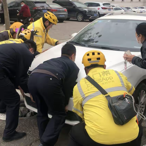 司机操作不当车辆陷入深坑 交警及时出现帮助救援