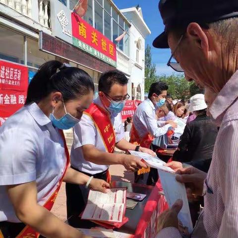 中国工商银行盐池支行组织参加“人民币宣传进社区”活动