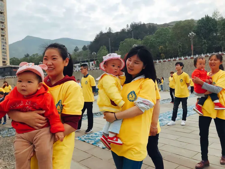 万源市伊斯顿幼稚园,新爱婴早教中心"亲近自然,让爱飞扬"第一届主题