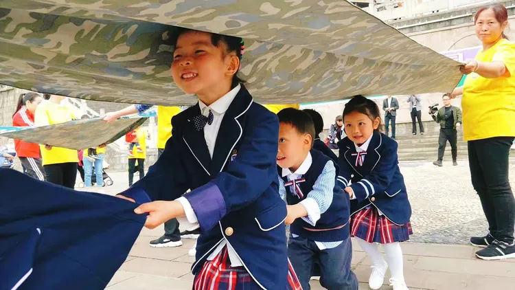 万源市伊斯顿幼稚园,新爱婴早教中心"亲近自然,让爱飞扬"第一届主题