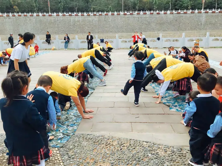 万源市伊斯顿幼稚园,新爱婴早教中心"亲近自然,让爱飞扬"第一届主题