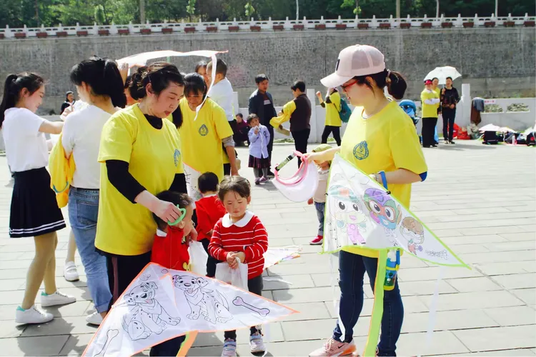 万源市伊斯顿幼稚园,新爱婴早教中心"亲近自然,让爱飞扬"第一届主题