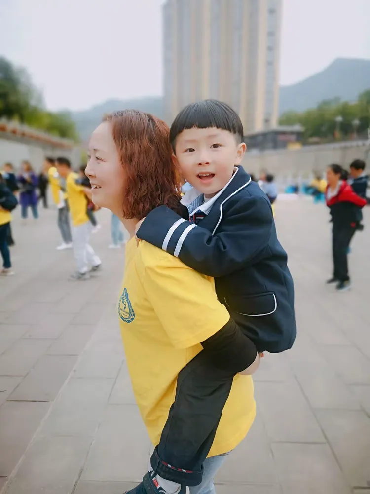 万源市伊斯顿幼稚园,新爱婴早教中心"亲近自然,让爱飞扬"第一届主题