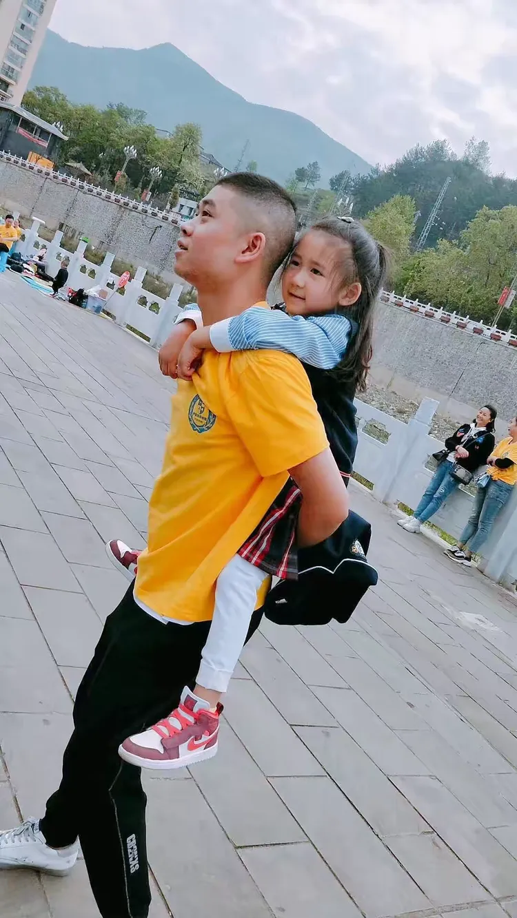 万源市伊斯顿幼稚园,新爱婴早教中心"亲近自然,让爱飞扬"第一届主题