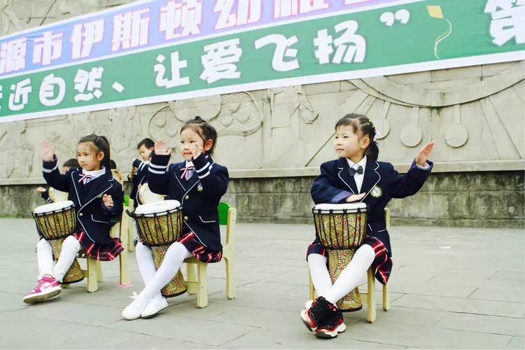 万源市伊斯顿幼稚园,新爱婴早教中心"亲近自然,让爱飞扬"第一届主题