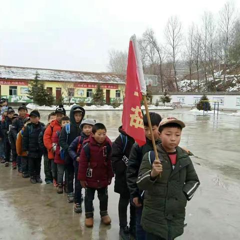 规范放学路队管理   确保学生路队安全————姜席学区学生文明齐步走，美丽路队展风采