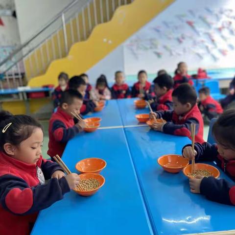博雅尚品三园大四班班级主题活动“夹豆子比赛”