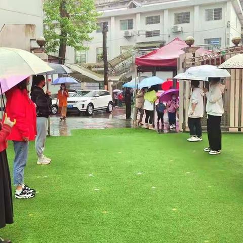 【吉大师院附小教育集团附属幼儿园】——下雨天老师接力打伞给孩子撑起一片“晴空”