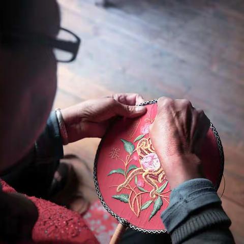 酉阳花田何家岩，寨子正在做旅游提档升级。走马观花，镜头在彩色、黑白中冲撞；过往、未来与现实在脑中交错