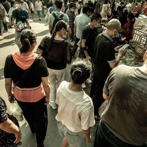 核酸路上，生活继续～三村集市到九龙坡第一人民医院。