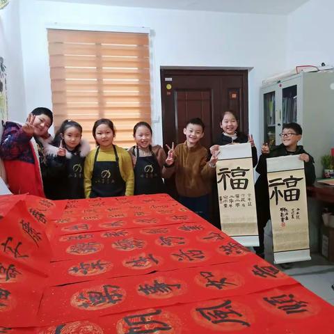 “水墨童画”全体师生给大家拜年啦！