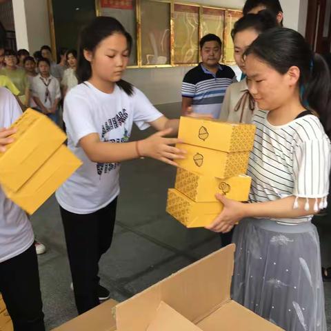 “河南省儿童希望基金会”赠送慰问物资 南召一中贫困学生在爱中成长
