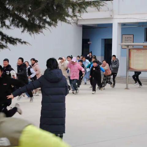 防震减灾 安全相伴——礼县永坪镇初级中学举行地震逃生疏散演练