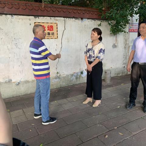 市民宗局林晓玲调研员到东金寺现场察看危墙情况