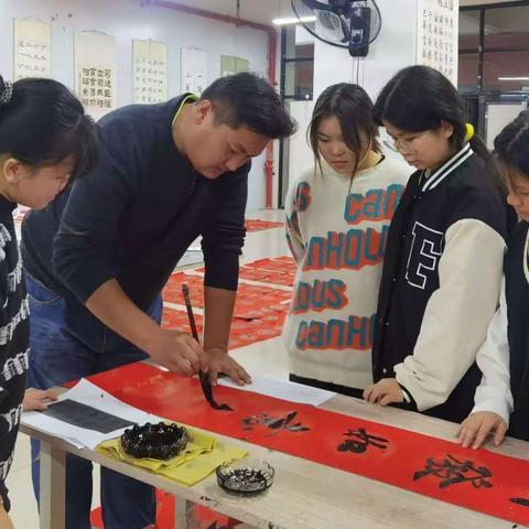 助力乡村振兴  送温暖防返贫——扶绥二中虎年新春送祝福活动