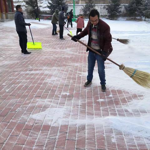 有你们支持，冬日不再严寒！———长岭小学家长、教师齐心协力，扫除积雪记。