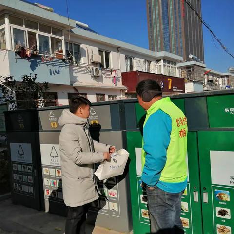 “党员引领新时尚 垃圾分类我先行”一象贤第二支部奉献型主题党日活动