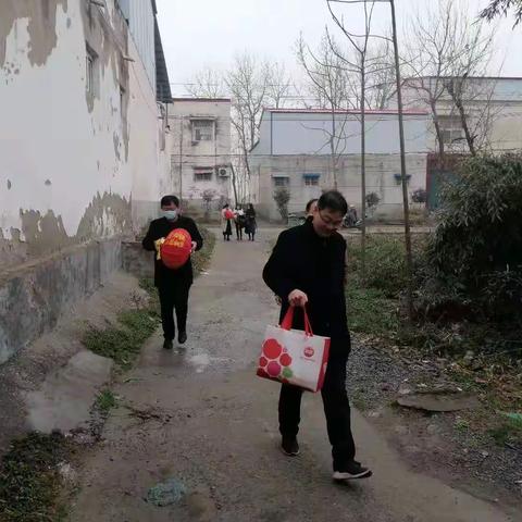 区政协组织开展“送元宵、挂灯笼、暖民心”活动