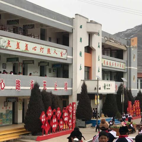 弘扬雷锋精神   传递青春能量
                       ——四族小学“学雷锋”主题活动