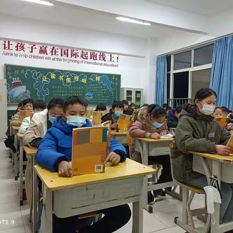 莘莘学子，书声琅琅