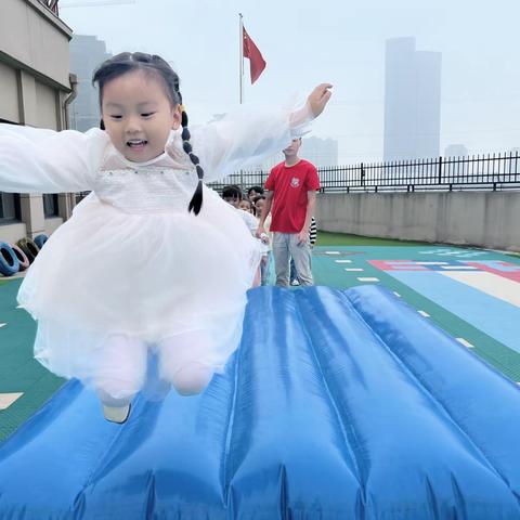 🌻「安天*幸福里幼儿园」体适能活动——“气垫🏟”