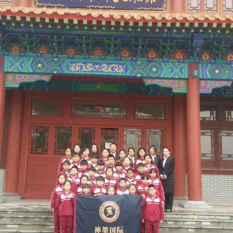 神墨明星民族小学师生清明节烈士陵园扫墓