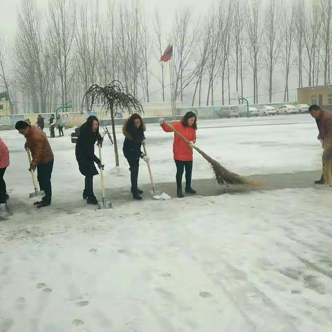 新学期清理积雪大行动……