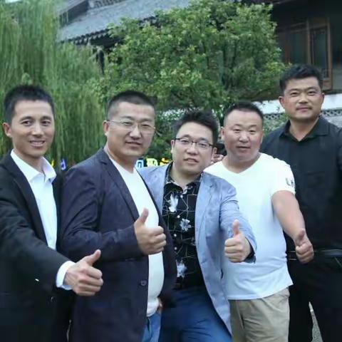 神墨明星小学全校教职员工给大家拜年了！