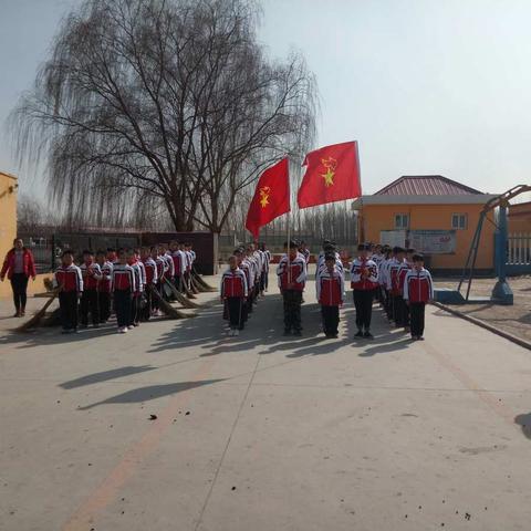 学雷锋，做新时代好少年!    一一“双堂小学学雷锋”活动