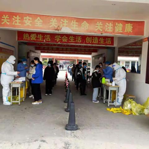 核酸检测入校园     抗击疫情你我行
