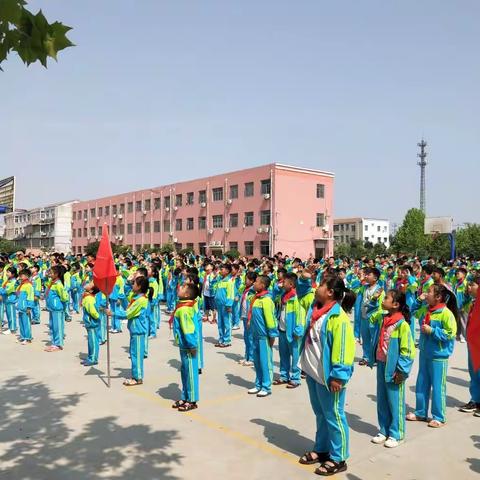 西平镇中心小学举行“争当新时代好队员，我是小小追梦人”主题队会暨新队员入队仪式