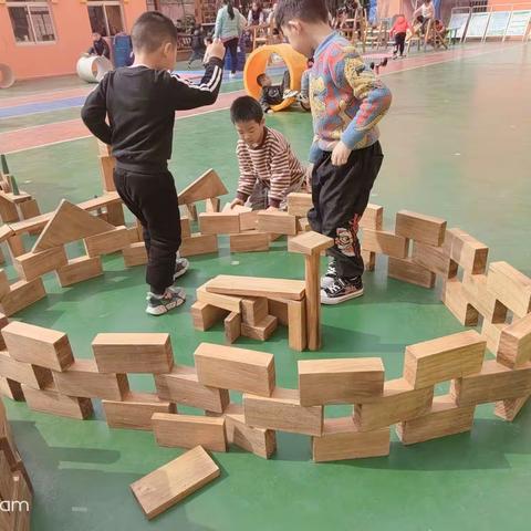 【中二班班级动态】2022.3.10愉快的搭建