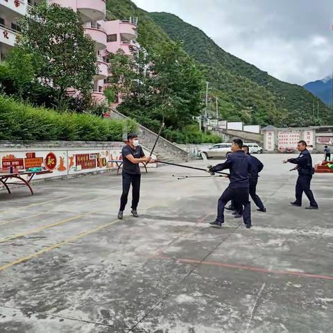 反恐防暴警钟鸣，校园安全意识强——玉垒小学开展反恐防暴应急演练活动