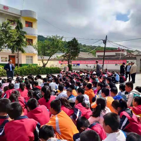 姜席镇席川小学做防震安全演练活动