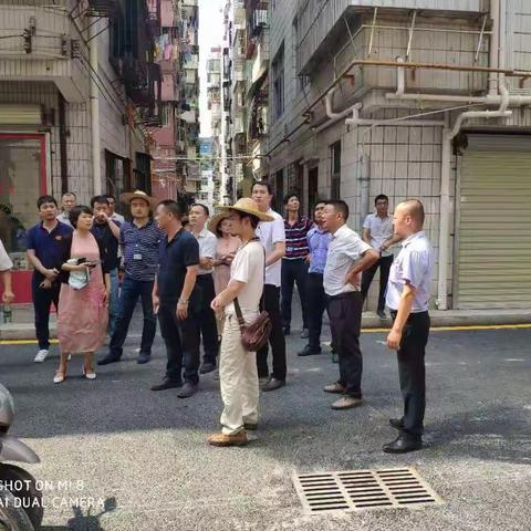 8月5日区城管办、街道办领导到布心社区进行检查"双宜小村"三线整治指导工作