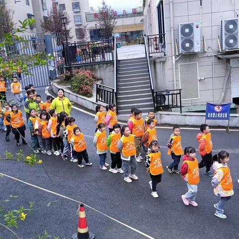 “清明祭先烈，花朵祭哀思”——湄江街道金童幼儿园清明节扫墓活动