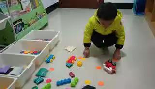 幼儿整理玩具