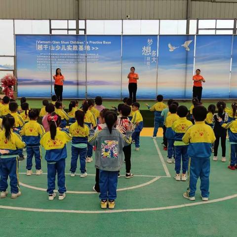 小荷艺术幼儿园学前一班《丰富多彩的户外活动》