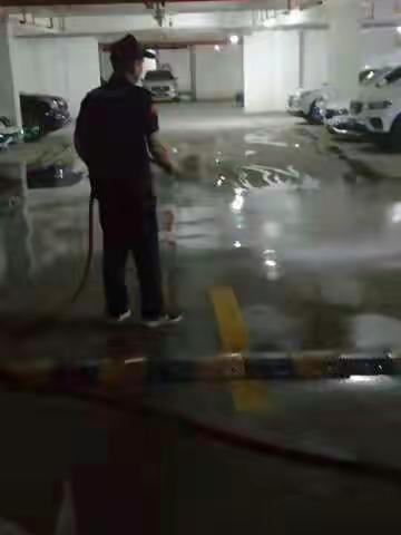 清洗车库地面卫生